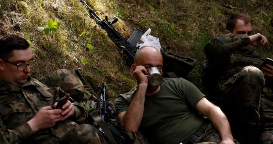 Họ cũng được nghỉ giải lao sau những giờ tập luyện vất vả. Mời độc giả xem thêm video: Đặc nhiệm Mỹ giải cứu tù nhân của IS năm 2015 (Nguồn: VTC14)