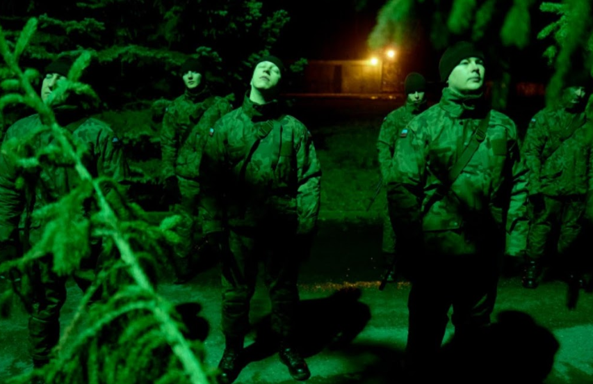 Họ thực hiện bài tập thể dục buổi sáng.