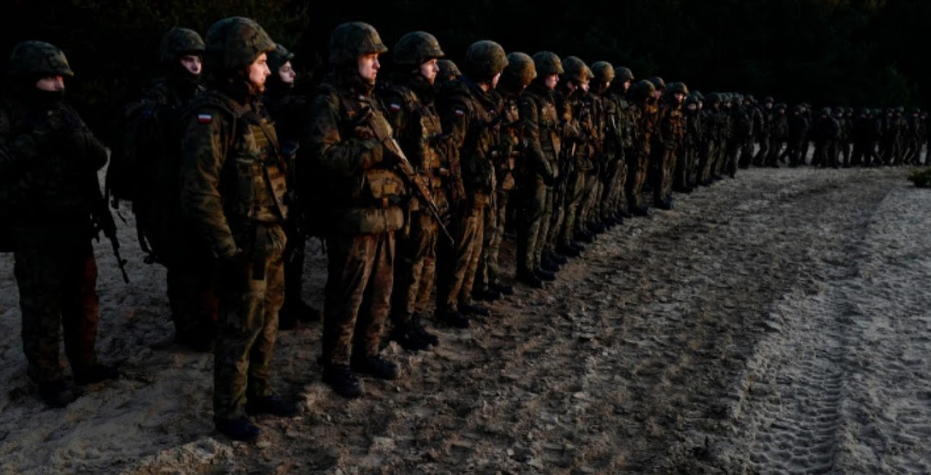 Các thành viên WOT xếp hàng để chuẩn bị cho buổi tập huấn.