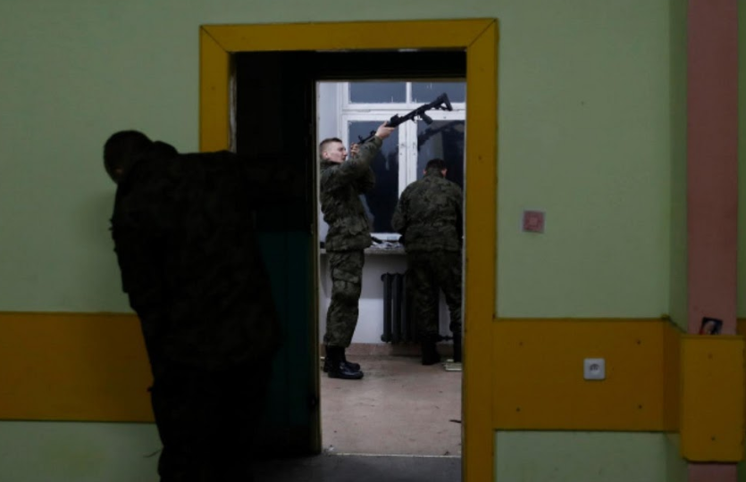 Các binh sĩ lau chùi vũ khí của mình sau buổi tập.