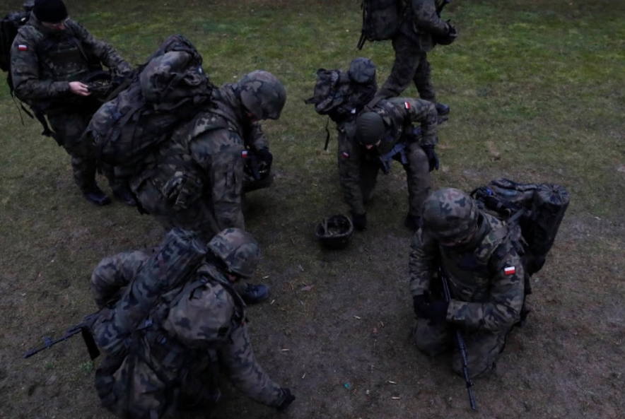 Các tân binh của WOT nhặt những viên đạn trên trường bắn.