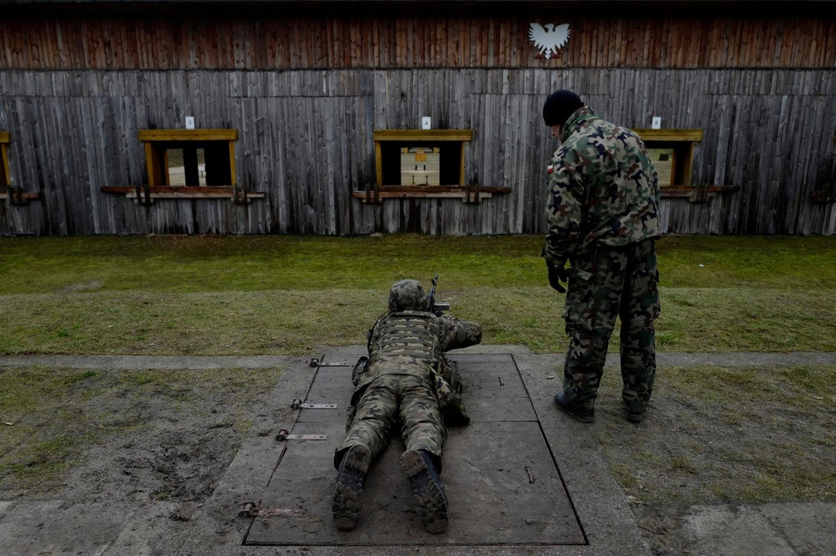 Theo hãng thông tấn Reuters, tính đến thời điểm hiện tại, hơn 12 nghìn tình nguyện viên và 2.000 quân nhân đã gia nhập Lực lượng Bảo vệ Lãnh thổ (WOT), được Bộ Quốc phòng Ba Lan thành lập vào năm 2017. Con số này dự kiến sẽ tăng lên hơn 50 nghìn người vào cuối năm 2021. (Nguồn ảnh: Reuters)