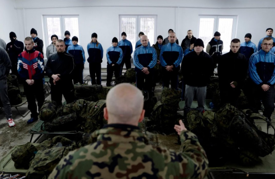 Vị chỉ huy hướng dẫn các tân binh tại doanh trại trong ngày đầu tiên của khóa huấn luyện cơ bản kéo dài 16 ngày dành cho lực lượng WOT.