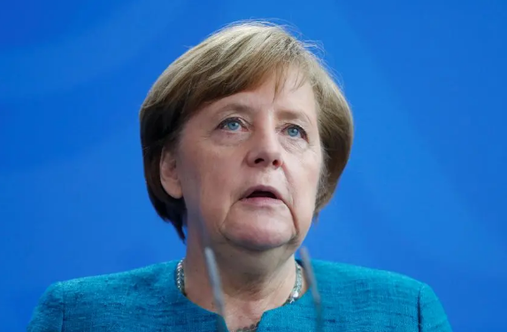 Có thể thấy, trong suốt hơn thập kỷ dưới sự lãnh đạo của bà Merkel, nước Đức đã phát triển mạnh mẽ và trở thành quốc gia "đầu tàu" Châu Âu. Chính vì vậy, quyết định của Thủ tướng Merkel khiến nhiều người chắc hẳn không khỏi bất ngờ và những ai yêu mến bà Merkel sẽ cảm thấy tiếc nuối. Ảnh: Newsweek. 