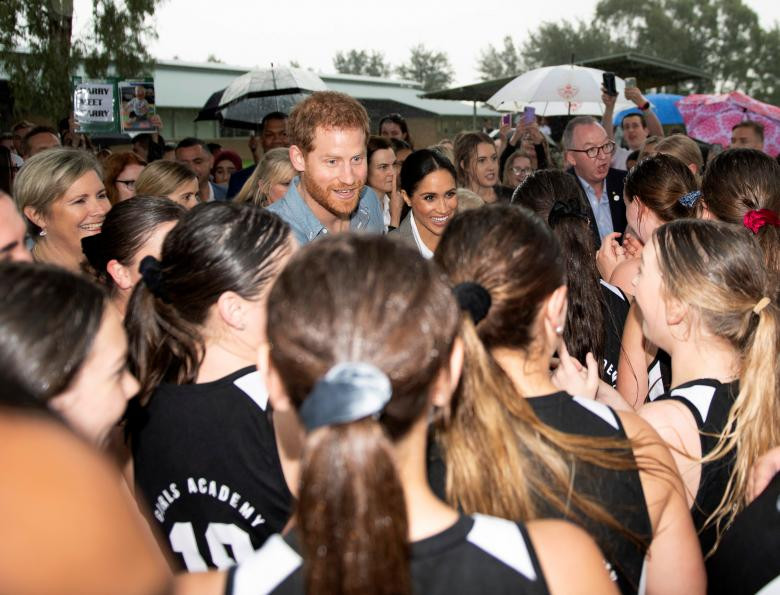 Hãng thông tấn Reuters đã đăng tải những hình ảnh ấn tượng của Hoàng tử Harry và Công nương Markle tại đất nước Australia, điểm dừng chân đầu tiên trong chuyến công du nước ngoài dự kiến kéo dài 16 ngày tới Australia, Fiji, Tonga và New Zealand. (Nguồn ảnh: Reuters).