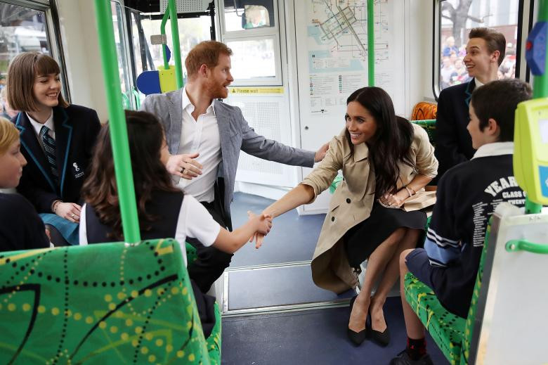 Công nương Markle và Hoàng tử Harry trò chuyện với các em học sinh đến từ trường Tiểu học Albert Park, Port Melbourne và trường Trung học Elwood trên chuyến xe điện ở Melbourne ngày 18/10.