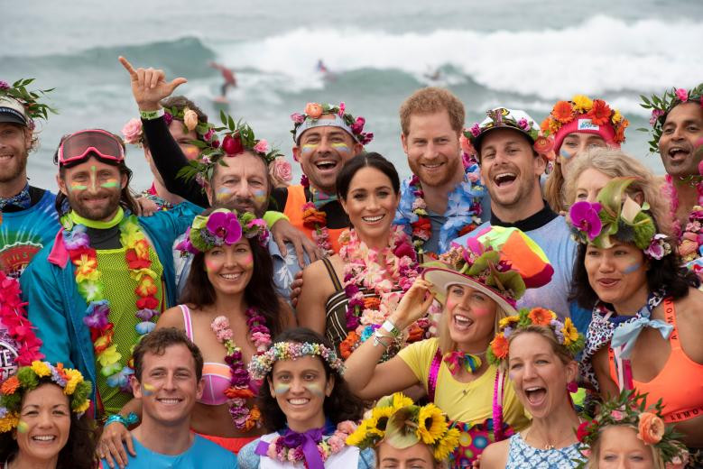 Vợ chồng Hoàng tử Harry chụp ảnh lưu niệm cùng mọi người trên bãi biển Bondi ở Sydney ngày 19/10.