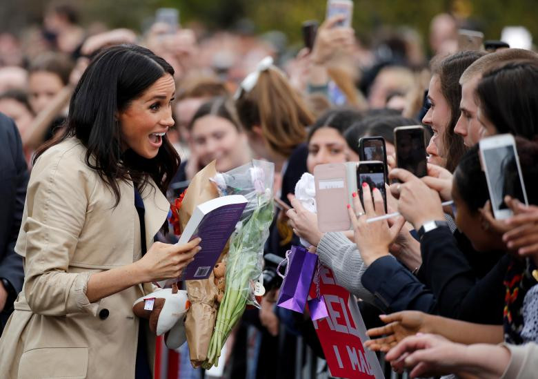 Công nương Markle gặp gỡ mọi người tại vườn thảo mộc hoàng gia ở Melbourne, Australia, ngày 18/10.