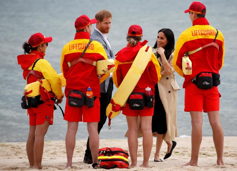 Vợ chồng Hoàng tử Harry trò chuyện với các nhân viên cứu hộ ở bãi biển Nam Melbourne ngày 18/10.