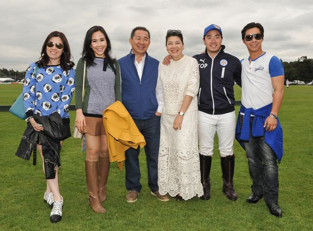 Voramas (thứ hai từ trái sang) chụp ảnh cùng cha mẹ và các anh chị em của cô. Ảnh: Mirror. 