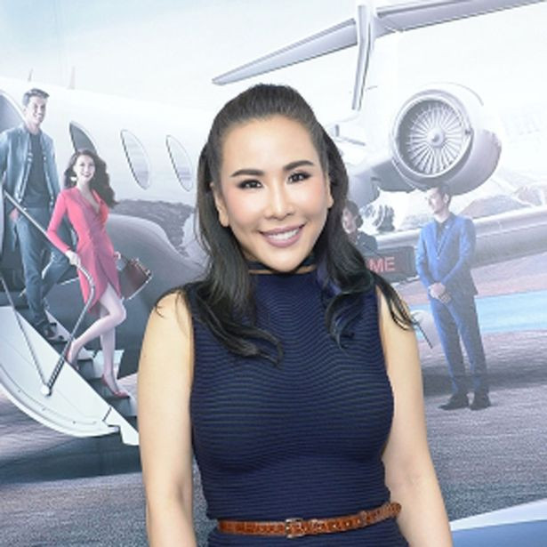 Cô Voramas, hay còn gọi là Rux, là con gái đầu lòng của tỷ phú Vichai và bà Aimon Srivaddhnaprabha. Voramas sinh ra ở Thái Lan nhưng sau đó du học tại Anh. Cô có bằng cấp về thời trang và may mặc của một trường Đại học ở thủ đô London. Ảnh: Mirror. 