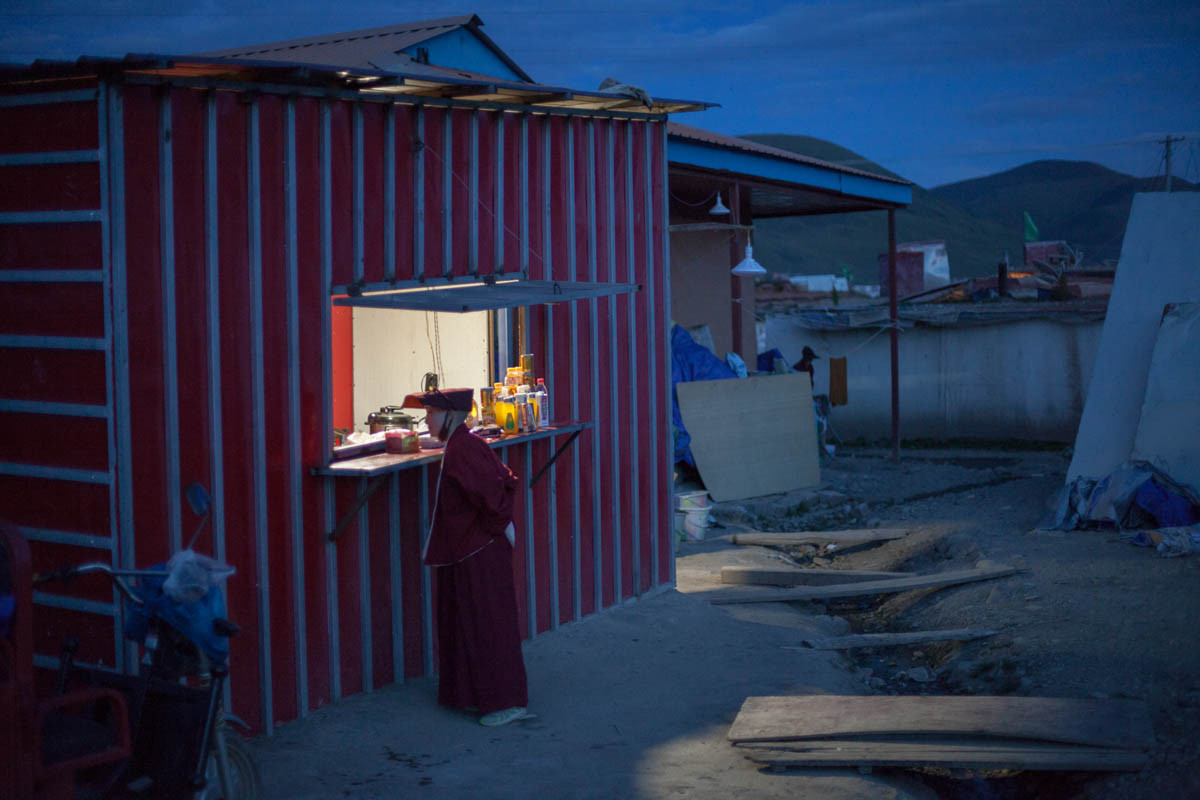 Cuoc song trong tu vien Phat giao lon nhat the gioi-Hinh-8