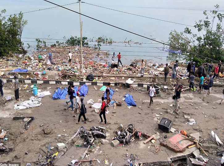 Một số thi thể trên bờ biển thành phố Palu. Ảnh: Getty.