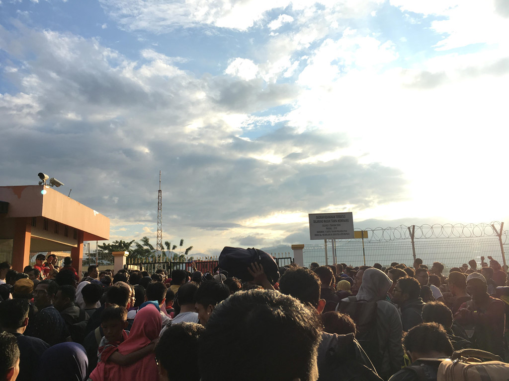 Nhung du hoc sinh Viet Nam tro ve tu tham hoa song than Indonesia-Hinh-5