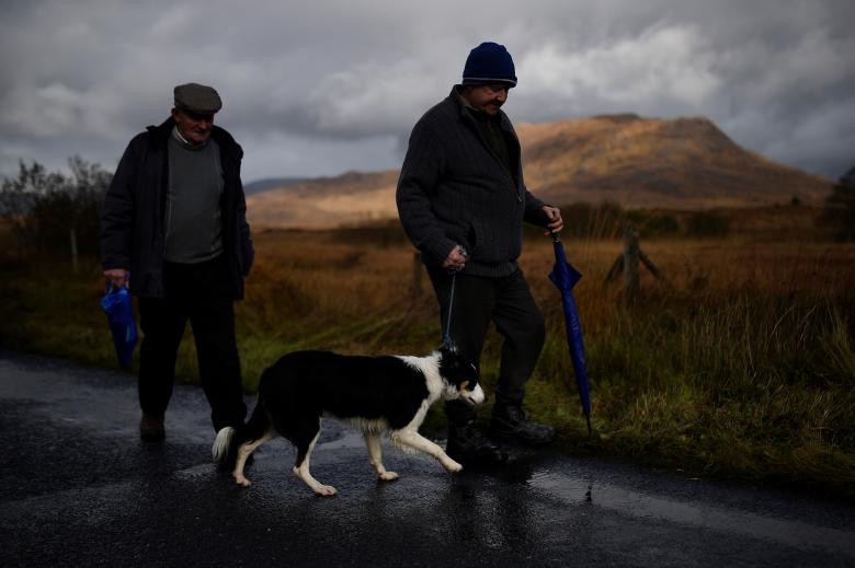 Người nông dân dắt một chú chó tới hội chợ.