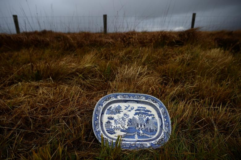 Một chiếc đĩa được bày bán trên đám cỏ khô ngay bên lề đường tại hội chợ Maam Cross.