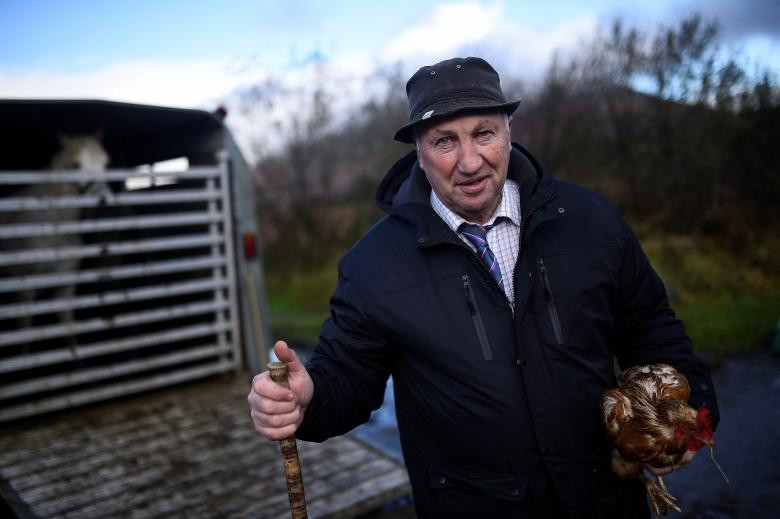 Ông Martin Diamond mang chú gà của mình đi bán.