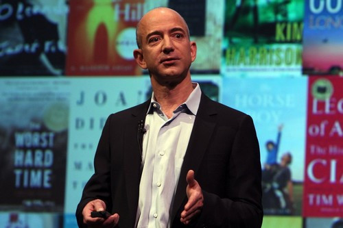 Tỷ phú Jeff Bezos, Giám đốc điều hành của Amazon.com, từng hai lần vượt qua tỷ phú Bill Gates và trở thành người giàu nhất thế giới hồi năm 2017. Ngày 24/11/2017, giá cổ phiếu Amazon tăng hơn 2,5% giúp cho tài sản ròng của tỷ phú Jeff Bezos lần đầu tiên đạt $100 tỷ.