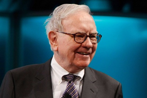 Nhân vật quyền lực khác của nước Mỹ là tỷ phú Warren Buffett, giám đốc điều hành công ty Berkshire Hathaway. Ông được tạp chí Forbes xếp ở vị trí người giàu thứ hai thế giới sau tỷ phú Bill Gates, với khối tài sản cá nhân khoảng 73 tỉ USD. Năm 2007, tỷ phú Buffett được tạp chí Time đưa vào danh sách "100 người có ảnh hưởng nhất thế giới".