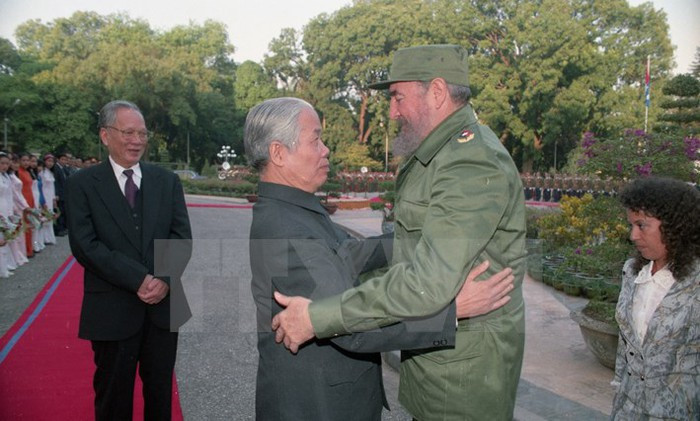 Tổng Bí thư Đỗ Mười đón lãnh tụ Cuba Fidel Castro, Bí thư thứ nhất Ban Chấp hành Trung ương Đảng Cộng sản Cuba, Chủ tịch Hội đồng Nhà nước và Hội đồng Bộ trưởng nước Cộng hòa Cuba, trong chuyến thăm hữu nghị chính thức Việt Nam từ ngày từ 8 đến 12/12/1995. Ảnh: Cao Phong/TTXVN.