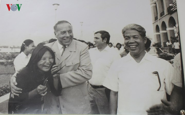 Phó Thủ tướng Liên Xô Heydar Aliyev chụp ảnh cùng Đồng chí Đỗ Mười trong chuyến thăm Việt Nam năm 1983. Ảnh chụp lại ảnh tư liệu. Ảnh: VOV.