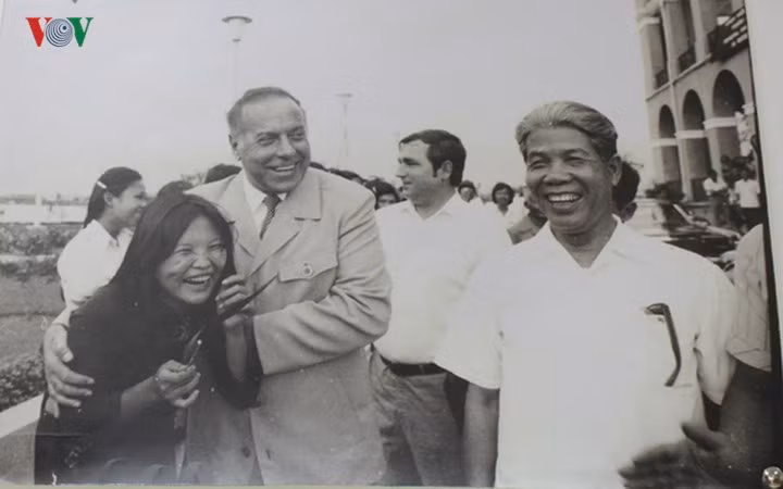 Phó Thủ tướng Liên Xô Heydar Aliyev chụp ảnh cùng Đồng chí Đỗ Mười trong chuyến thăm Việt Nam năm 1983. Ảnh chụp lại ảnh tư liệu. Ảnh: VOV.