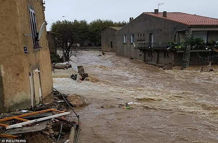 Hai hung lu quet cuon phang nha cua o Phap