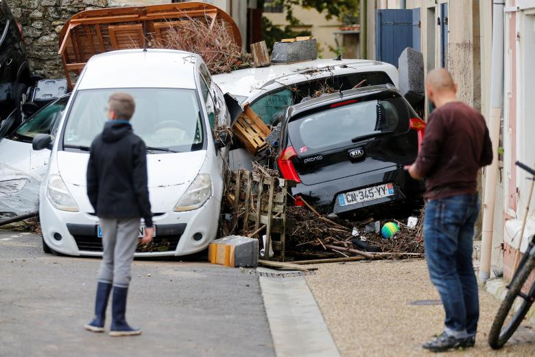 Hai hung lu quet cuon phang nha cua o Phap-Hinh-8