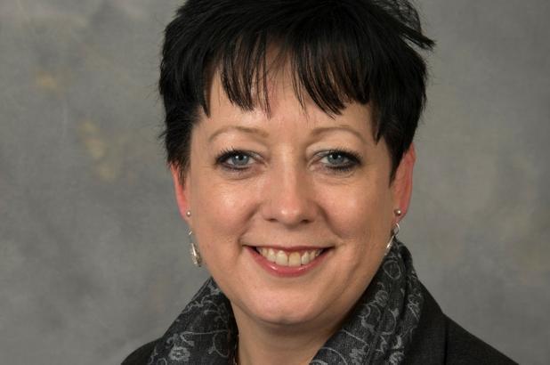 Sau khi tốt nghiệp, bà Jackie làm việc cho Phòng Thương mại và Công nghiệp Sheffield và Sở cảnh sát Nam Yorkshire. Bà cũng từng là Thư ký riêng của Tổng Thị trưởng thành phố London. Ảnh: Thurrock Gazette. 