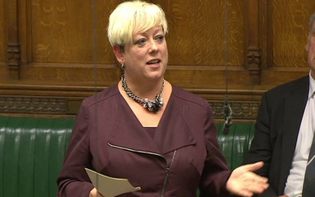 Được biết, Bộ trưởng Jackie sinh ngày 5/8/1969 tại Sheffield, là một chính trị gia thuộc Đảng Bảo thủ Anh. Bà từng tốt nghiệp trường cấp 3 Notre Dame ở Sheffield và học ngành kinh tế tại Trường Đại học Durham. Ảnh: taxileaks. 