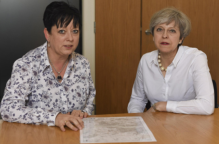 Trong tuần trước, Thủ tướng Anh Theresa May (phải) đã chỉ định Bộ trưởng Y tế Jackie Doyle-Price làm Bộ trưởng Chống tự tử Anh, chức vụ nhằm giải quyết các vấn đề liên quan tới sức khỏe tinh thần của người dân nước này. Ảnh: Thurrock Gazette. 