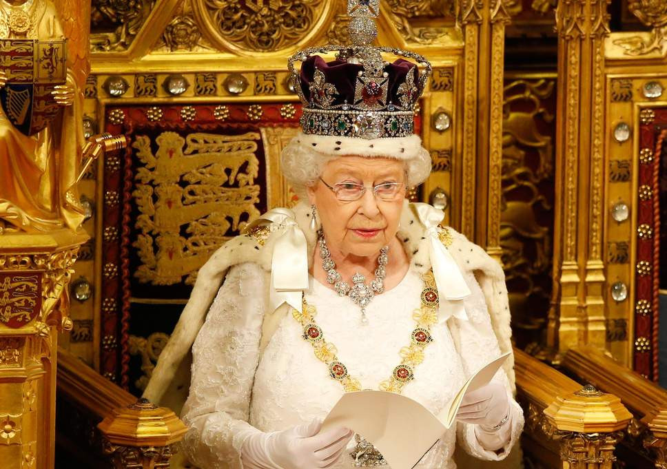 Ngoài ra, đích thân Nữ hoàng Anh sẽ là người chỉ định và phong tước Hiệp sĩ. Ảnh: Independent.