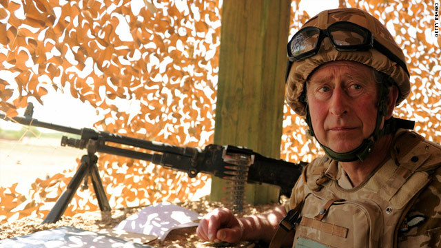 Sau khi tốt nghiệp năm 1970, Thái tử Charles bắt đầu sự nghiệp trong quân đội. Sau 6 tháng trải qua quá trình đào tạo trong Không quân Hoàng gia Anh, Thái tử Charles gia nhập lực lượng này vào năm 1971 và tiếp tục làm việc trên tàu HMS Norfold. Ảnh: CNN.