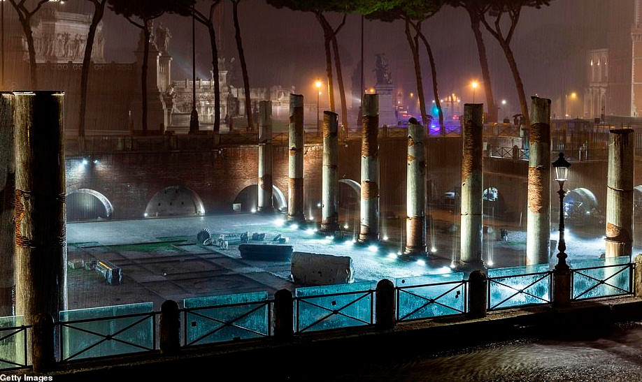 Cảnh ngập lụt ở Trajan Forum sau trận mưa lớn kéo dài. Ảnh: Getty. Mời độc giả xem thêm video: Thủ đô Rome cấm một số phương tiện giao thông để bảo vệ di sản (Nguồn: VTC14)