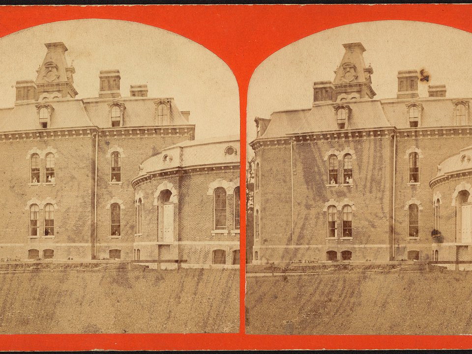 Asylum Willard ở New York, được mở cửa vào năm 1864, từng là một trong những bệnh viện tâm thần lớn nhất nước Mỹ. Vào năm 1890, có tới 2.000 bệnh nhân chữa trị tại bệnh viện này. Tuy nhiên, bệnh viện Asylum Willard đã bị đóng cửa từ năm 1995.