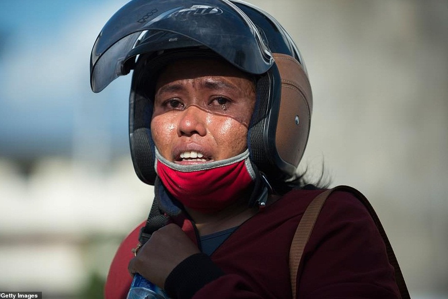 Samidah, người thân của một nạn nhân trong trận động đất ở Palu, bật khóc bên ngoài khách sạn Roa Roa ở Palu, miền trung Sulawesi. Ảnh: Getty.
