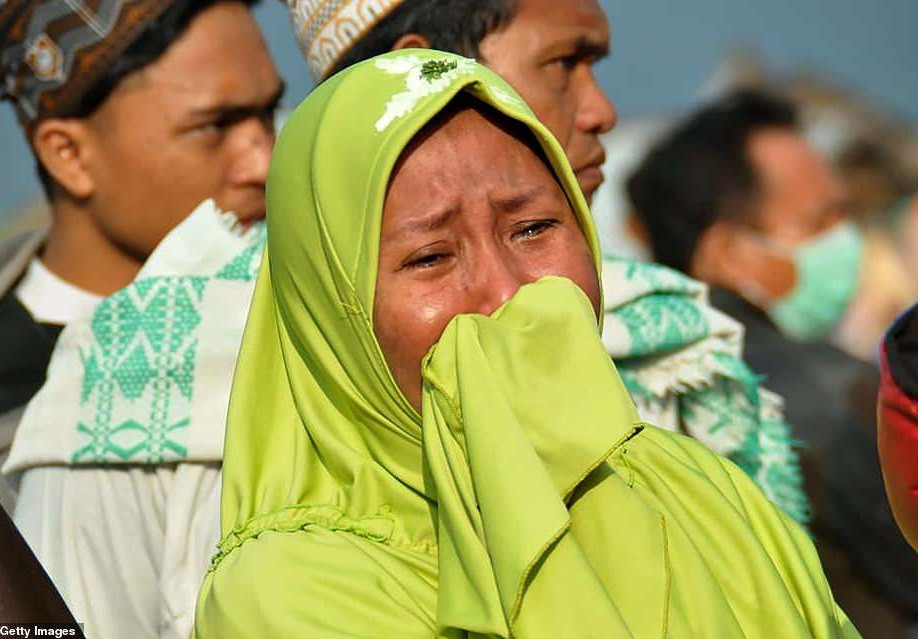 Một phụ nữ bật khóc sau khi hàng nghìn người thiệt mạng và hàng nghìn ngôi nhà bị phá hủy hoặc cuốn trôi trong thảm kịch động đất-sóng thần kinh hoàng tại Palu. Ảnh: Getty.