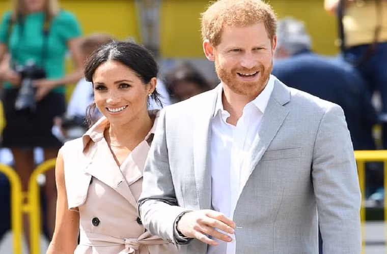 Hai hung set danh trung may bay cho vo chong Hoang tu Harry