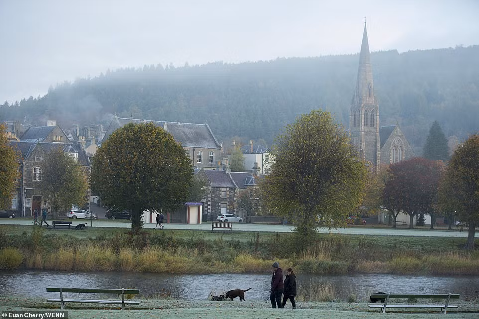 Làn sương mờ ảo trong một buổi sáng mùa thu ở Scotland.