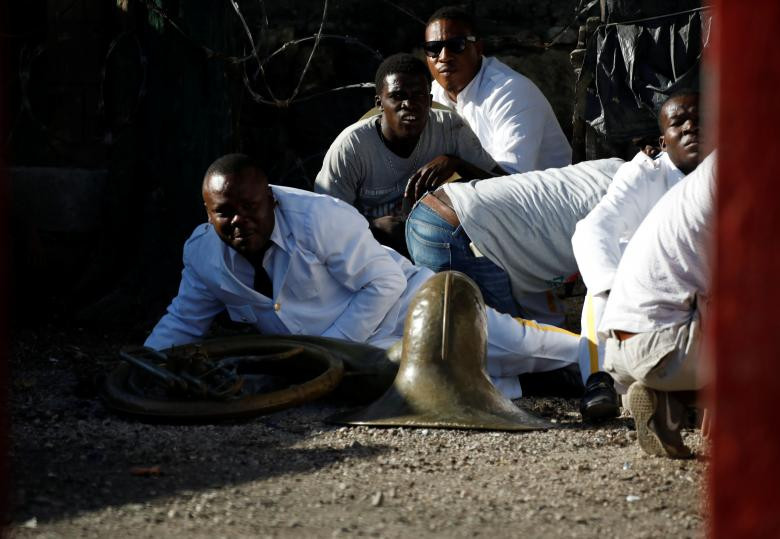 Trước đó, hồi tháng 8/2018, một bản báo cáo của Thượng viện Haiti cáo buộc hai cựu Thủ tướng Haiti và các cựu quan chức chính phủ nước này tội tham ô, lạm quyền và đánh cắp công quỹ…