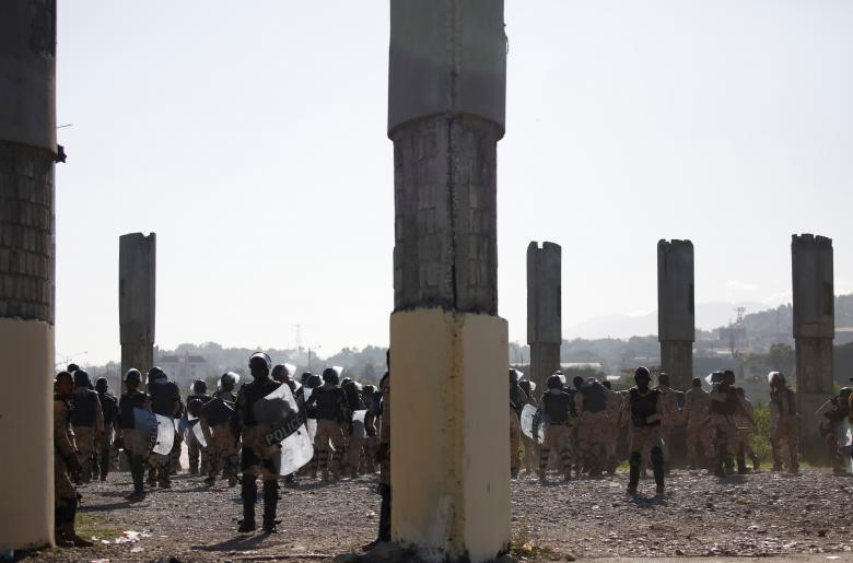 Cảnh sát quốc gia Haiti rời khỏi khu vực xảy ra các cuộc đụng độ tại thủ đô nước này.