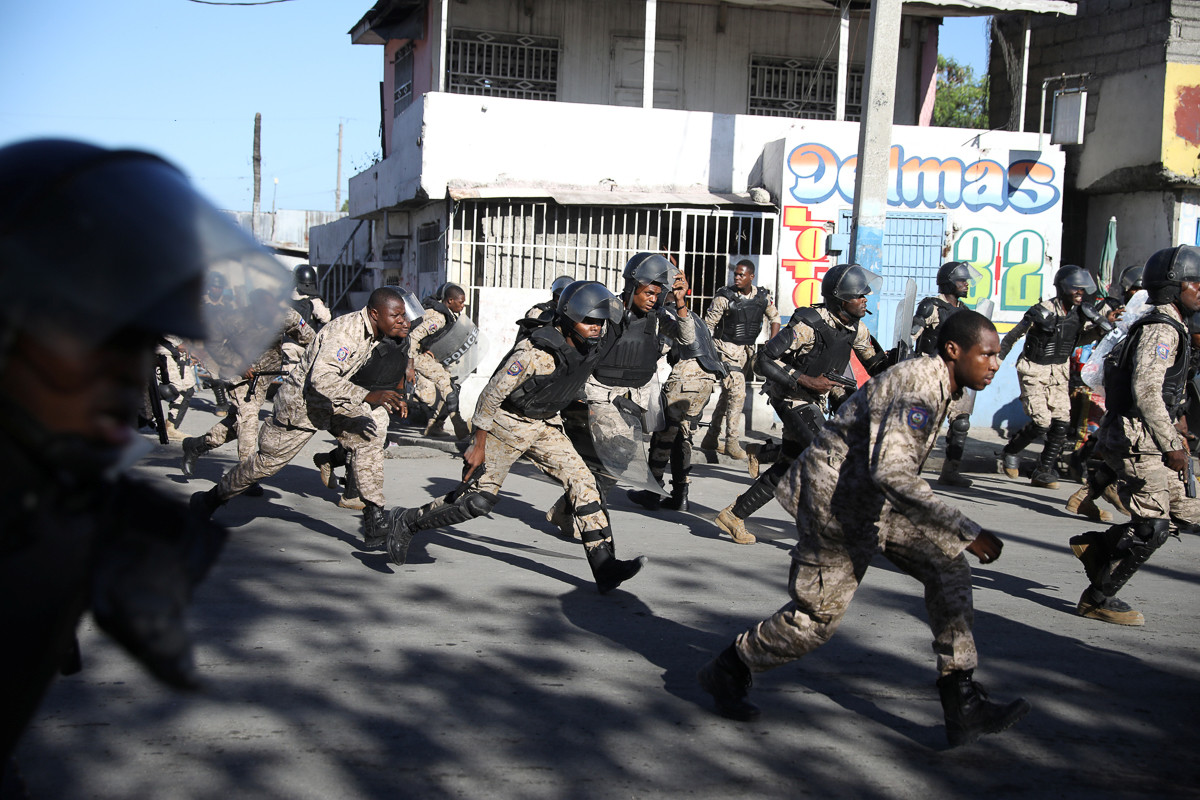 Lực lượng an ninh Haiti được triển khai để trấn áp cuộc biểu tình bạo lực.