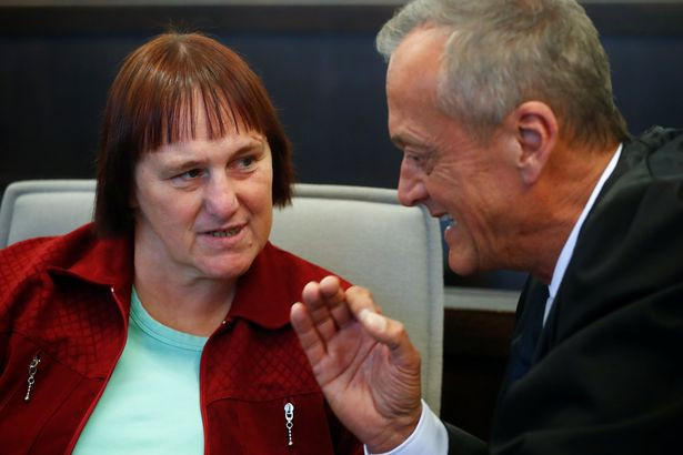 Trước khi tòa tuyên án, Angelika Wagener (trái) cúi đầu xin lỗi vì tội ác đã gây ra trong khi Wilfried nói rằng ông ta không biết “hành vi nào là đúng, sai”.