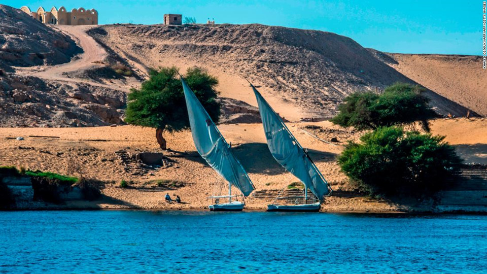 Năm 1999, các nước lưu vực sông Nile bắt đầu đàm phán để phân bổ công bằng lượng nước, nhưng Ai Cập và Sudan vẫn "bảo vệ quyền lợi tuyệt đối của họ" và do đó không đạt được sự đồng thuận, ông Mbaku nói. Đàm phán đã sụp đổ vào năm 2011, khi người Ethiopia đưa ra quyết định xây đập đầy táo bạo mà không xin ý kiến của Ai Cập. Vào năm 2013 khi trả lời phỏng vấn trên truyền hình, cựu Tổng thống Ai Cập Mohamed Morsi phát biểu rằng: “Mặc dù không phải là hành động ‘gây chiến’ với Ethiopia, nhưng an ninh nguồn nước của Ai Cập là không thể ‘vi phạm’. Nếu nước sông Nile tại Ai Cập giảm đi 'một giọt', chúng tôi sẽ đánh đổi bằng máu của mình”.