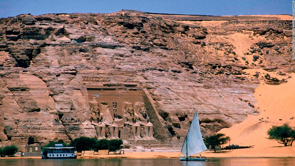 Đối với người Ai Cập, sông Nile chính là sự sống. Aly El-Bahrawy, giáo sư thủy lợi tại Đại học Ain Shams tại Cairo, cho biết: “Nếu người Ethiopia muốn giảm lượng nước (sông Nile) đổ vào Ai Cập thì sẽ gây ra vấn đề lớn”. Theo Tổ chức Nông lương Liên Hợp Quốc (FAO), khan hiếm nước là một vấn đề nghiêm trọng ở quốc gia Bắc Phi này. Với dân số dự kiến lên tới 120 triệu người vào năm 2030, Ai Cập đang trên đà chạm ngưỡng "khan hiếm nước tuyệt đối" – tức mỗi người dân chỉ có dưới 500 m3 nước mỗi năm, chưa kể đến tác động nếu Ethiopia kiểm soát dòng chảy.