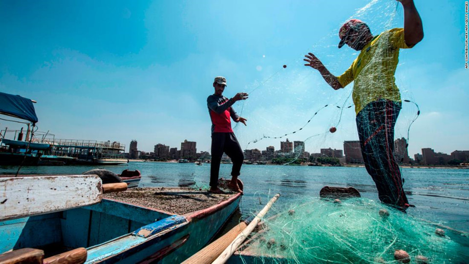 Không giống như các nước khác mà sông Nile đi qua, Ai Cập là điểm cuối của con sông này trước khi đổ ra biển. Đây là quốc gia dễ bị tổn thương nhất đối với các hoạt động phát triển ở thượng nguồn. Lượng mưa ở Ai Cập chỉ vào khoảng "vài mm mỗi năm và rất khô hạn so với các nước khác”, ông Mbaku nói. Không chỉ là vấn đề nguồn nước, sông Nile còn có vai trò quan trọng đối với đời sống tinh thần của người dân Ai Cập. "Sông Nile xuất hiện trong sách báo, phim ảnh và âm nhạc. Nếu con sông này bị đe dọa, người Ai Cập sẽ cảm thấy bị tổn thương".