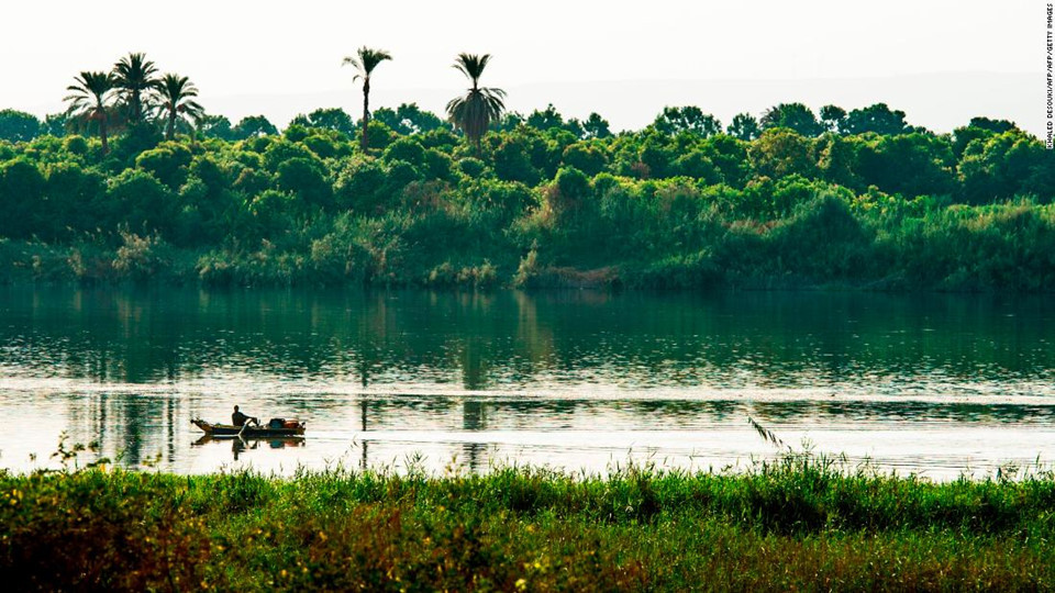 Tuy nhiên, năm 1929 Ai Cập đã tuyên bố chủ quyền với sông Nile trong Hiệp ước Anglo - Egyptian giữa Ai Cập và Vương quốc Anh, và Hiệp định song phương năm 1959 giữa Ai Cập và Sudan. Các hiệp ước được gọi chung là Nile Waters này cấp 18,5 tỷ m3 nước mỗi năm cho Sudan và 55,5 tỷ m3 cho Ai Cập. Thỏa thuận không cấp nước cho Ethiopia cũng như 8 quốc gia khác trên lưu vực sông Nile. Hơn nữa, Nile Waters còn cho Ai Cập quyền phủ quyết đối với các dự án xây dựng trên dòng chảy chính và các nhánh thượng nguồn sông Nile.
