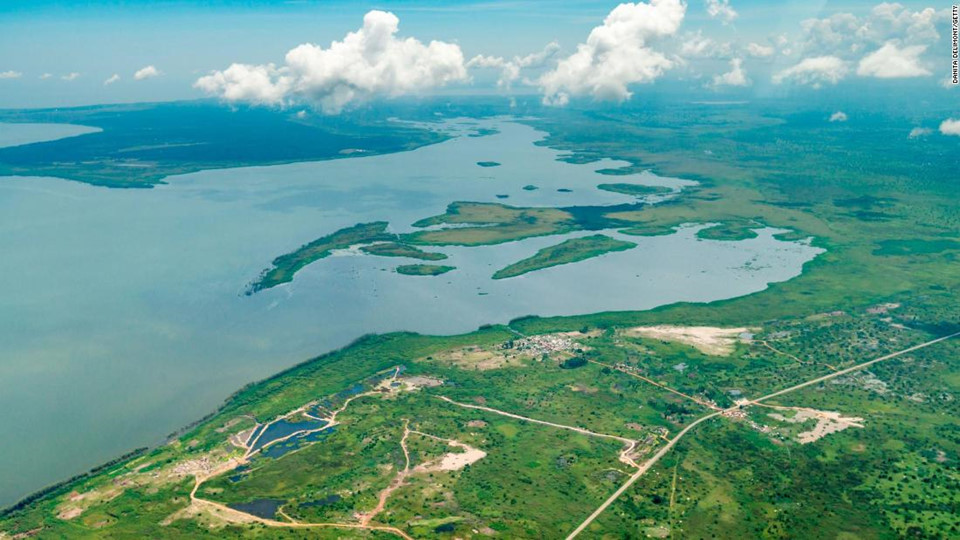 Dù gắn liền với nền văn minh Ai Cập nhưng cả hai nhánh sông Nile đều không bắt nguồn từ nước này. Sông Nile Trắng chảy từ hồ Victoria (trong ảnh) – hồ lớn nhất châu Phi, nằm giữa Tanzania, Kenya và Uganda. Còn sông Nile Xanh bắt nguồn từ hồ Tana ở cao nguyên Ethiopia. Hai con sông hợp nhất gần thủ đô Khartoum của Sudan để hình thành dòng chảy chính qua phía Bắc qua Ai Cập đến biển Địa Trung Hải.