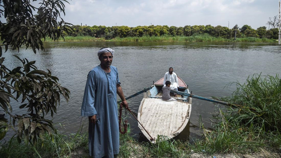 John Mukum Mbaku, đồng tác giả cuốn “Quản lý lưu vực sông Nile”, nói: "Ai Cập được cho là có điều kiện thuận lợi (trong thời thuộc địa) vì Vương quốc Anh thu lợi rất lớn từ hoạt động nông nghiệp tại đây". Ai Cập tin họ có quyền về mặt pháp lý và lịch sử đối với sông Nile. Nhưng các quốc gia khác phản đối điều này. "Các nước thuộc vùng thượng lưu sông Nile cho rằng Nile Waters là không công bằng và không bền vững. Họ vẫn giữ quan điểm 'không bị ràng buộc bởi thỏa thuận vì họ không tham gia ký kết'", ông cho biết thêm.