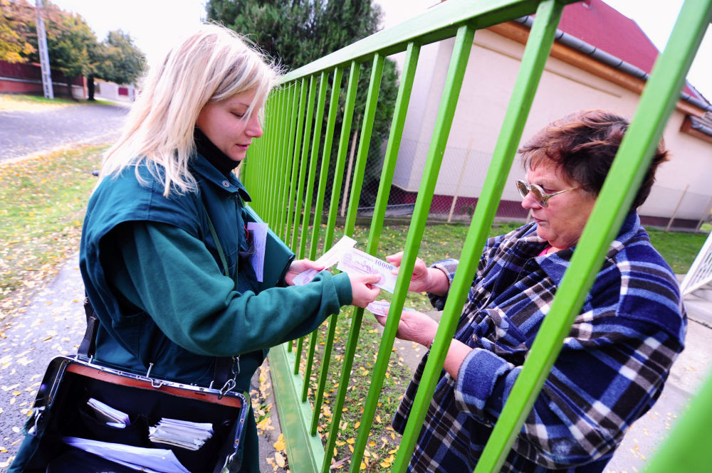 Bat ngo nhan sac cac nu nhan vien dua thu xinh dep tren the gioi-Hinh-7